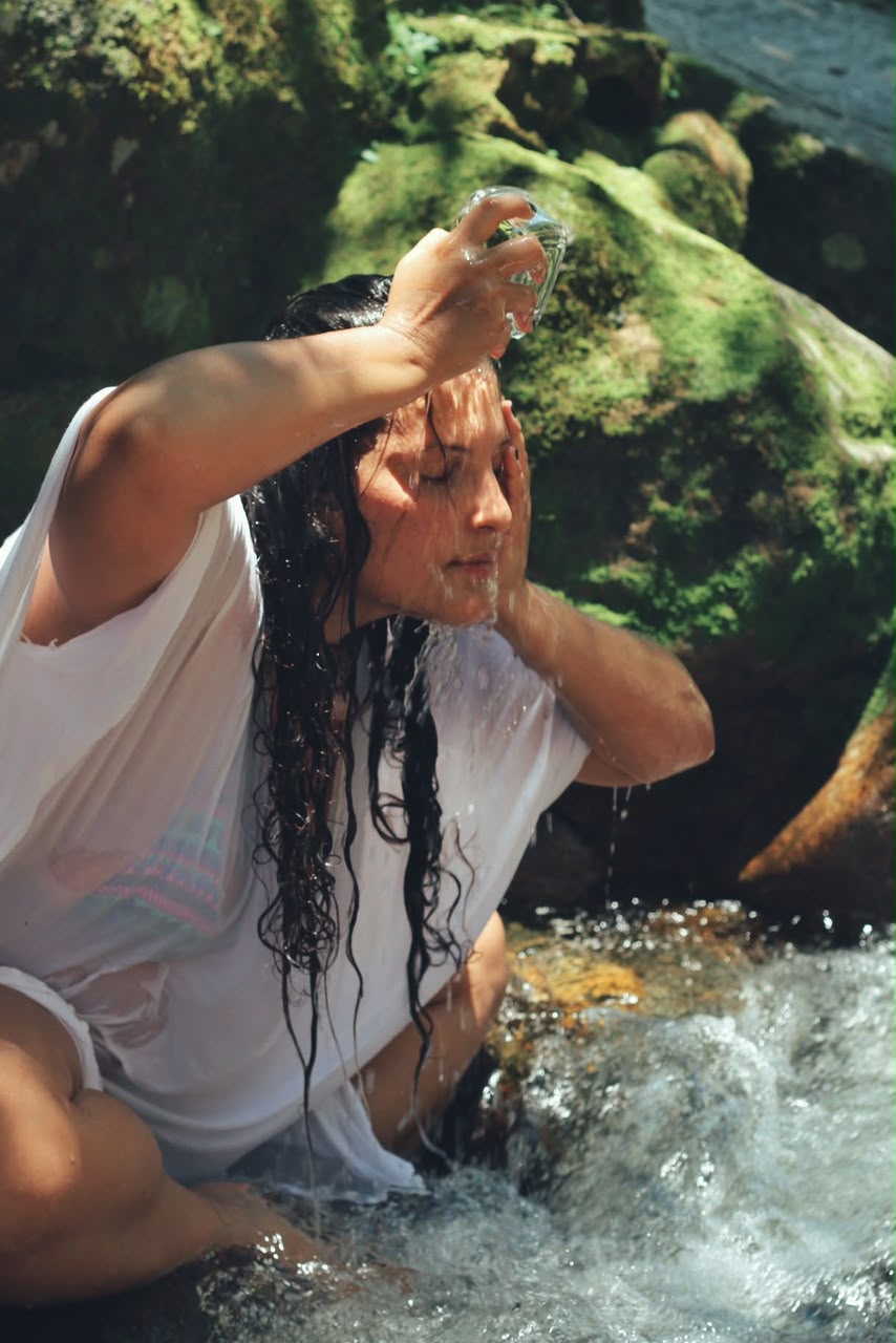 Auriel em um ritual de água na mata